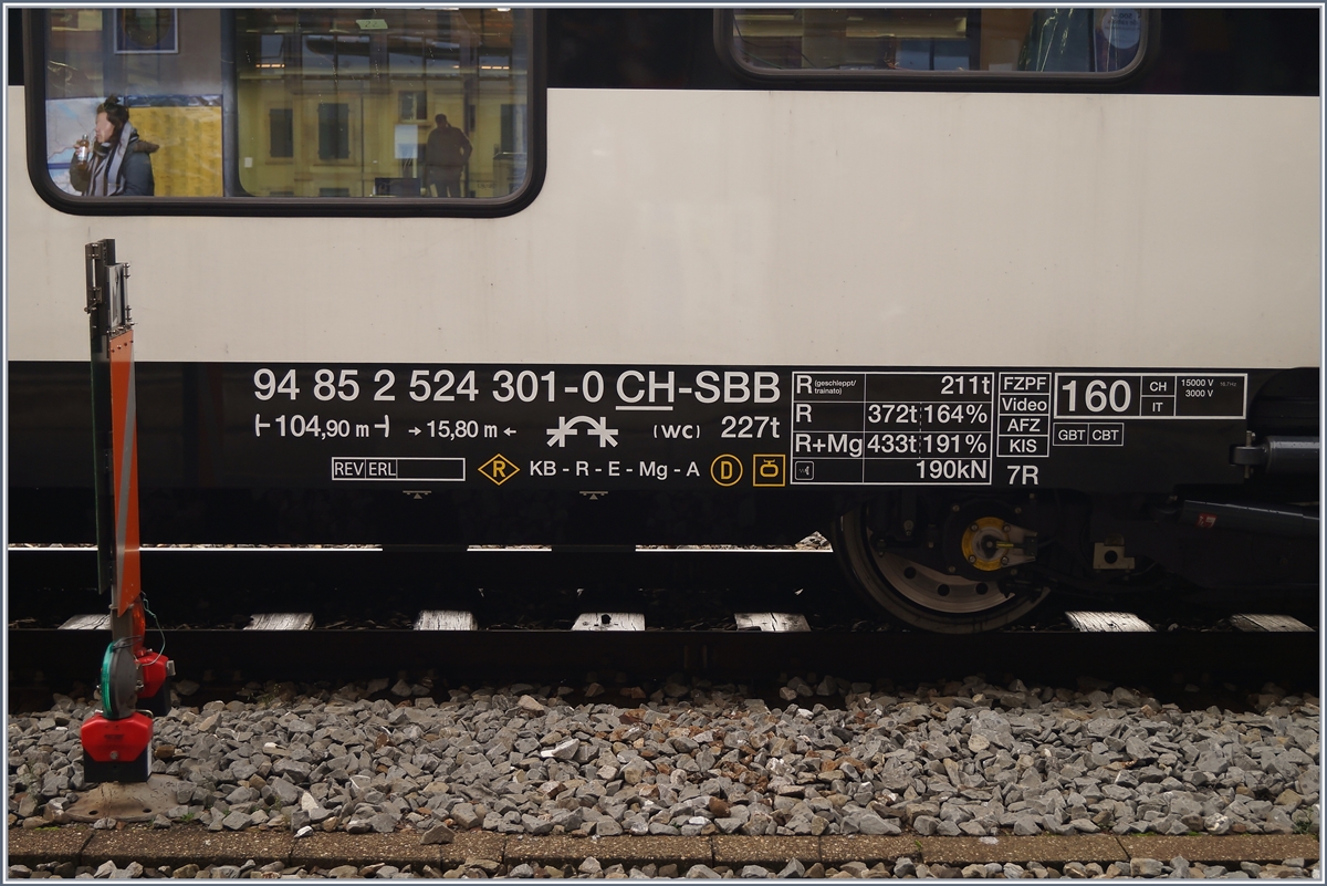 Detailansicht auf das  Kleingeruckte  des neune TILO Flirts 3 RABe 524 301, und dabei besonders auf die neue Basistunnel Durchfahrtsbewilligung  CBT  (Ceneri Basis Tunnel) unten rechts im Bild. 

28. Nov. 2019