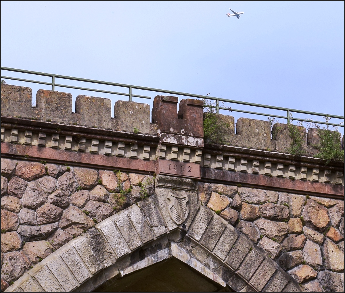 Detailbild des Schlusssteins der Steinabrücke in Tiengen. Nicht alles ist zum Besten, daher ist das Kunstwerk durch die unsensible DB-Netz akut existenzgefährdet. Die Jahreszahl 1862 und das badische Wappen, sind weitere Besonderheiten. April 2019. 