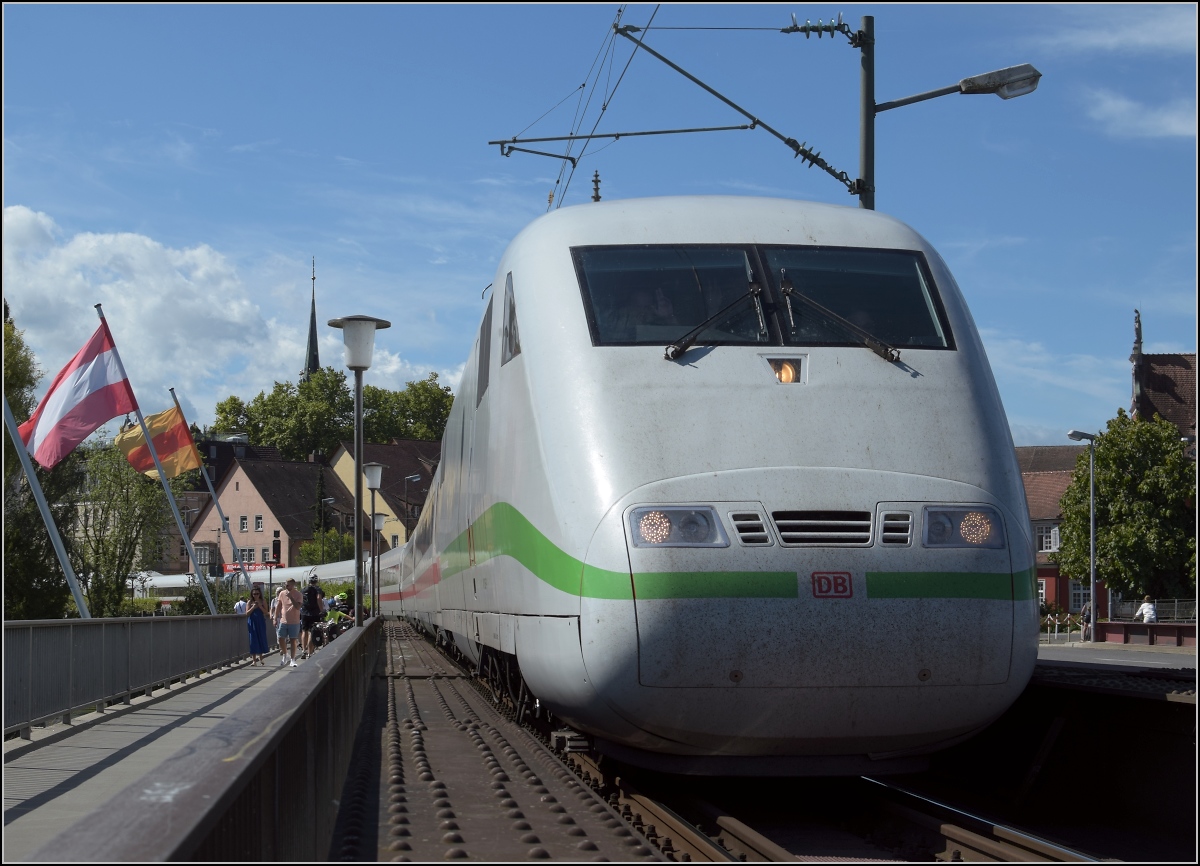 Deutschlands schnellster Klimaschützer zum Fahrgastinformationssystemtest auf Abwegen. Der vordere Triebkopf 401 055-7 vom ICE 1 Rosenheim auf der Rheinbrücke in Konstanz. August 2020.

Einen ganz herzlichen Gruß von hier an die netten Mitarbeiter im Zug.