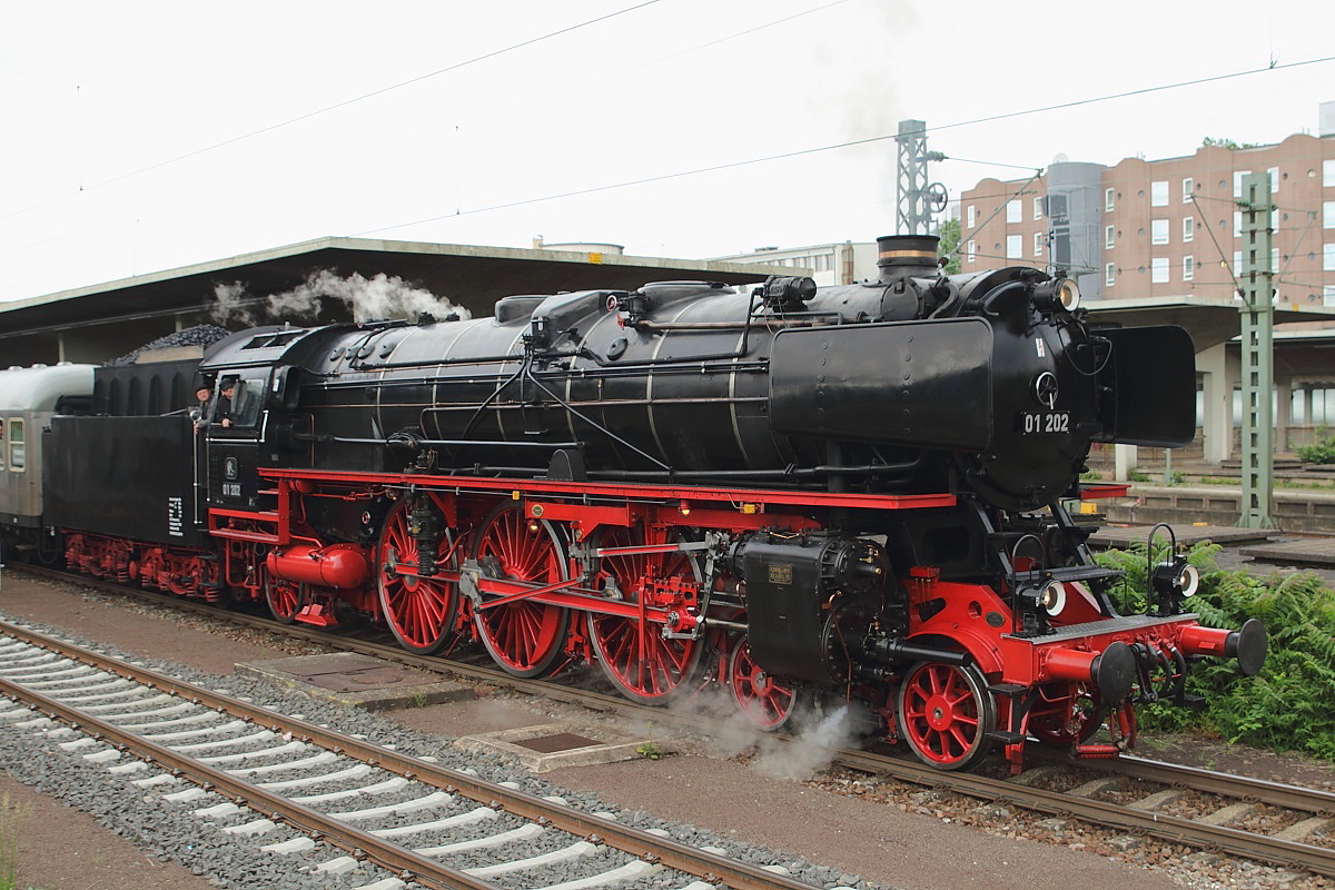 Die 01 202 des Vereins Pacific 01 202 ist ab und zu auch einmal in ihrer alten Heimat im Einsatz, so wie hier beim Dampfspektakel zum Jubil�um  20 Jahre Rheinland-Pfalz-Takt  und  25 Jahre Verkehrsverbund Rhein-Neckar . Am 29.05.2014 verl�sst sie den Heidelberger Hauptbahnhof in Richtung Heilbronn.