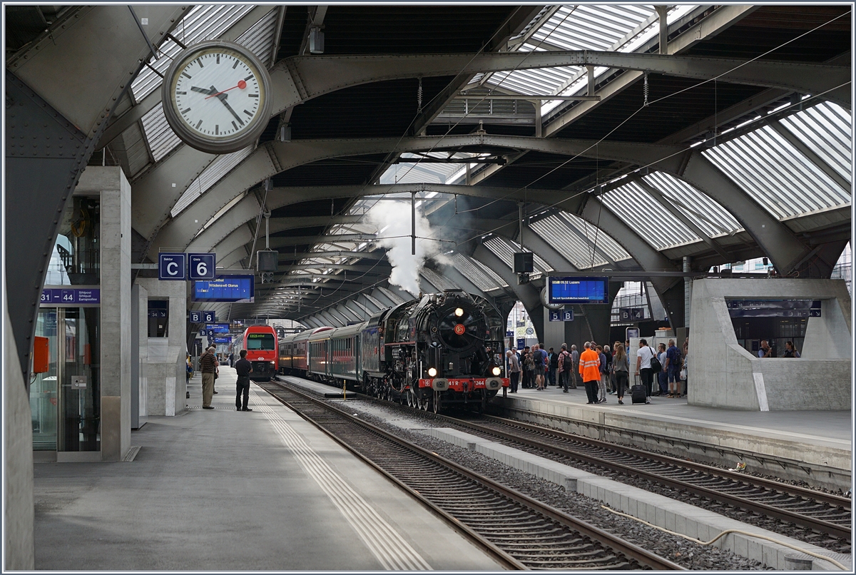 Die 141 R 1244 des  Vereins Mikado 1244  wartet in Zürich HB auf die Abfahrt nach Luzern.
24. Juni 2018