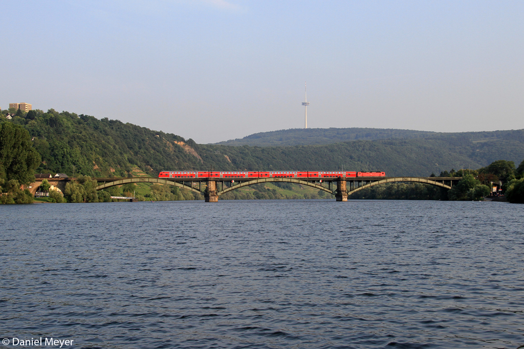Die 143 114-7 auf der G�lser Eisenbahnbr�cke in Koblenz am 12.07.2013