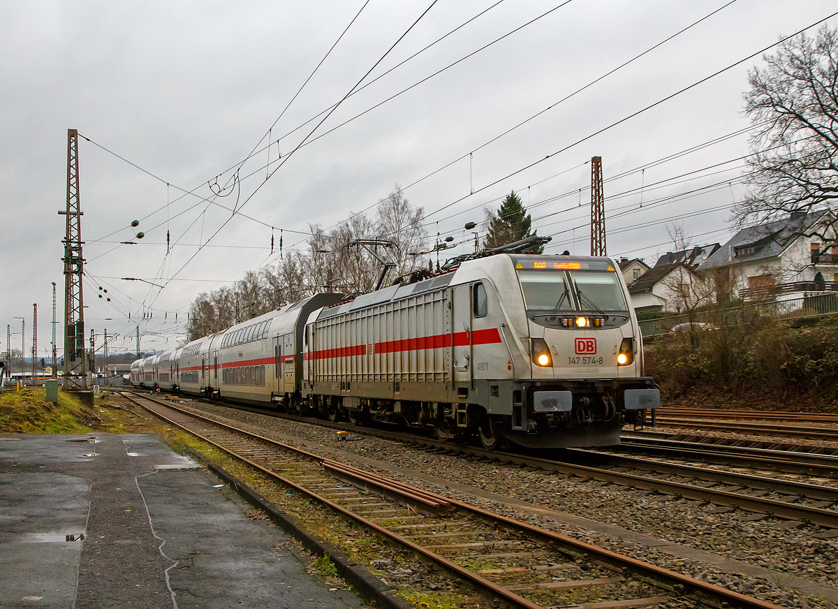 Die 147 574-8 (91 80 6147 574-8 D-DB – IC 4901)  der DB Fernverkehr AG fährt am 29.12.2021 mit dem IC 2321 (Norddeich Mole - Münster Hbf - Siegen Hbf - Frankfurt am Main Hbf), recht pünktlich und auch gut gefüllt, durch Kreuztal in Richtung Siegen. Dieser Zug hat keine Freigabe für Nahverkehr Tickets auf diesem Streckenabschnitt

Die TRAXX P160 AC3 wurde 2019 von Bombardier in Kassel unter der Fabriknummer KAS 35624 gebaut und an die DB Fernverkehr AG geliefert.  Sie hat die Zulassungen für Deutschland. 

Für die Schweiz ist die Zulassung der TRAXX P160 AC3 auch vorgesehen, daher hat sie auch vier Stromabnehmer. Doch wurde keine Zulassung der Loks, wie auch der Wagen, vom Hersteller für die Schweiz erlangt. Wo hier das Problem liegt ist mir unklar.
