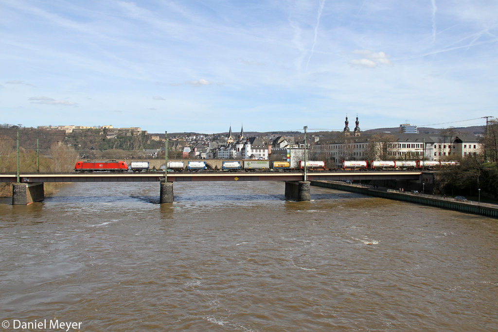 Die 185 056-9 auf der Moselbr�cke in Koblenz am 14,04,13