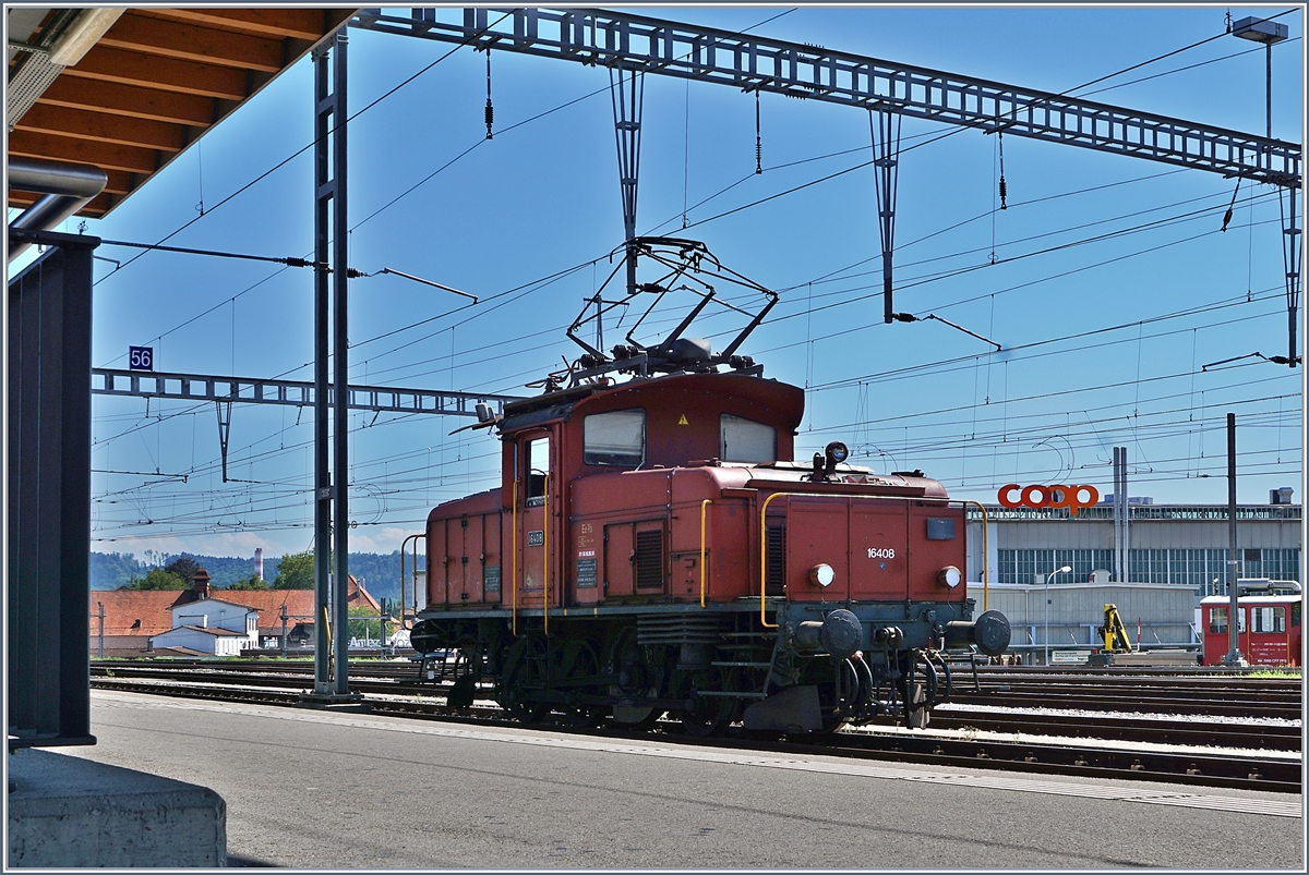 Die 1946 von SLM und BBC gebaute Ee 3/3 16408 wartet in Biel/Bienne auf den nächsten Einsatz.
18. August 2017 