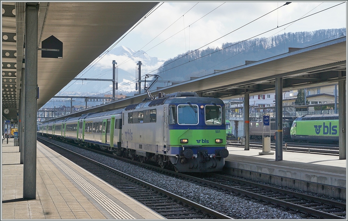Die 1966 gebaute BLS Re 4/4 501 ist mit ihrem RE 4073 von Interlaken Ost nach Zweisimmen unterwegs. Der Zug besteht aus folgenden Wagen: EW III AD 50 85 34-003-3 CH-BLS, EW III A 50 85 18 34 022-1, CH-BLS, EW III A 50 85 18-34 011-4 CH-BLS, EW III B 50 85 29-34 020-2 CH-BLS, B 50 85 29-34 000-4 CH-BLS und dem EW III Bt 50 85 80-35 994-3 CH-BLS.

17. Februar 2021