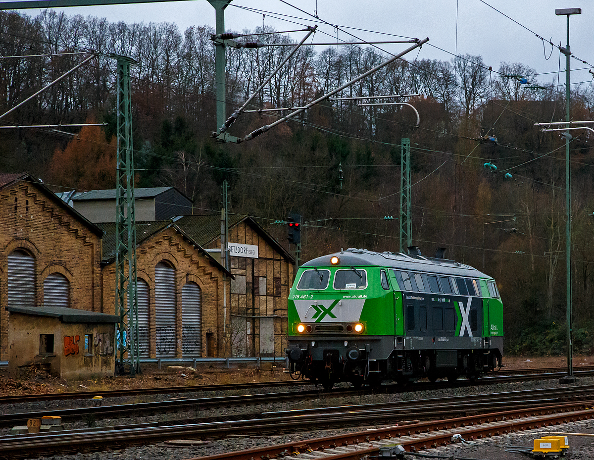 Die 218 461-2 (92 80 1218 461-2 D-AIX) der der AIXrail GmbH (Aachen) fährt am 03.12.2021, als Lz (Lokzug) bzw. auf Tfzf (Triebfahrzeugfahrt), durch Betzdorf/Sieg in Richtung Siegen.

Die V 164 wurde 1978 bei Henschel in Kassel unter der Fabriknummer 32055 gebaut und als 218 461-2 an die DB geliefert. Bis 2020 fuhr sie als 92 80 1218 461-2 D-DB für die DB Fahrwegdienste GmbH und wurde dann an die AIXrail GmbH verkauft.

Die Baureihe 218 ist das zuletzt entwickelte Mitglied der V 160-Lokfamilie. Viele Gemeinsamkeiten der Baureihen V 160 bis V 169 (spätere 215 bis 219) wurden in ihr zusammengefasst. Bei der Baureihe 218 wurde von der Baureihe 217 die elektrische Zugheizung übernommen, von den Prototypen der Baureihe 215 übernahm man den 1840-kW-Motor (2500 PS), wobei ein Hilfsdieselmotor zum Betrieb des Heizgenerators überflüssig wurde.
Im Jahr 1966 bestellte die Deutsche Bundesbahn zunächst zwölf Vorserien-Lokomotiven der Baureihe V164. Die ersten Lokomotiven wurden ab 1968 von der Firma Krupp ausgeliefert. Von der Deutschen Bundesbahn wurden sie aber als Baureihe 218 in Dienst gestellt. Die Serienbeschaffung (unter Beteiligung von Henschel, Krauss-Maffei und MaK in Kiel) erfolgte von 1971 bis 1979 mit 398 weiteren Maschinen. Hinzu kam 1975 nach einem Unfall die 215 112, die nach ihrer Instandsetzung zur 218 399 wurde. Die Auslieferung erfolgte in vier Bauserien (218 101-170, 171-298, 299-398, 400-499), bei denen es geringe Veränderungen gab.
Die 140 km/h schnellen und 2500 bis 2800 PS starken ''BB-Loks wurden im Reise - und Güterzugdienst eingesetzt. Die elektrische Zugheizung und die Wendezug- und Doppeltraktionssteuerung machen die Baureihe 218 zu einer universal verwendbaren Lok. Die Baureihe 218 bewährte sich im Betriebsdienst und galt noch bis ins Jahr 2000 als die wichtigste Streckendiesellok der Deutschen Bahn AG. Leider wurden immer mehr Leistungen im Personennahverkehr durch Triebwagen ersetzt. Dadurch und durch Betreiberwechsel waren immer mehr Lokomotiven der Baureihe 218 bei der Deutschen Bahn AG überflüssig geworden. Im Juli 2009 waren noch etwa 200 Exemplare im Einsatz. Eine Nachfolgerin für die Baureihe 218 ist noch nicht in Sicht.

Technische Daten:
Achsformel:  B'B'
Spurweite:  1.435 mm
Länge: 16.400 mm
Gewicht:  80 Tonnen
Radsatzfahrmasse:  20,0 Tonnen
Höchstgeschwindigkeit:  140 km/h
Motor: Wassergekühlter V 12 Zylinder Viertakt MTU - Dieselmotor vom Typ 12 V 956 TB 11 (abgasoptimiert ) mit Direkteinspritzung und Abgasturboaufladung mit Ladeluftkühlung
Motorleistung: 2.800 PS (2.060 kW) bei 1500 U/min
Getriebe: MTU-Getriebe K 252 SUBB (mit 2 hydraulische Drehmomentwandler)
Leistungsübertragung: hydraulisch
Tankinhalt:  3.150 l