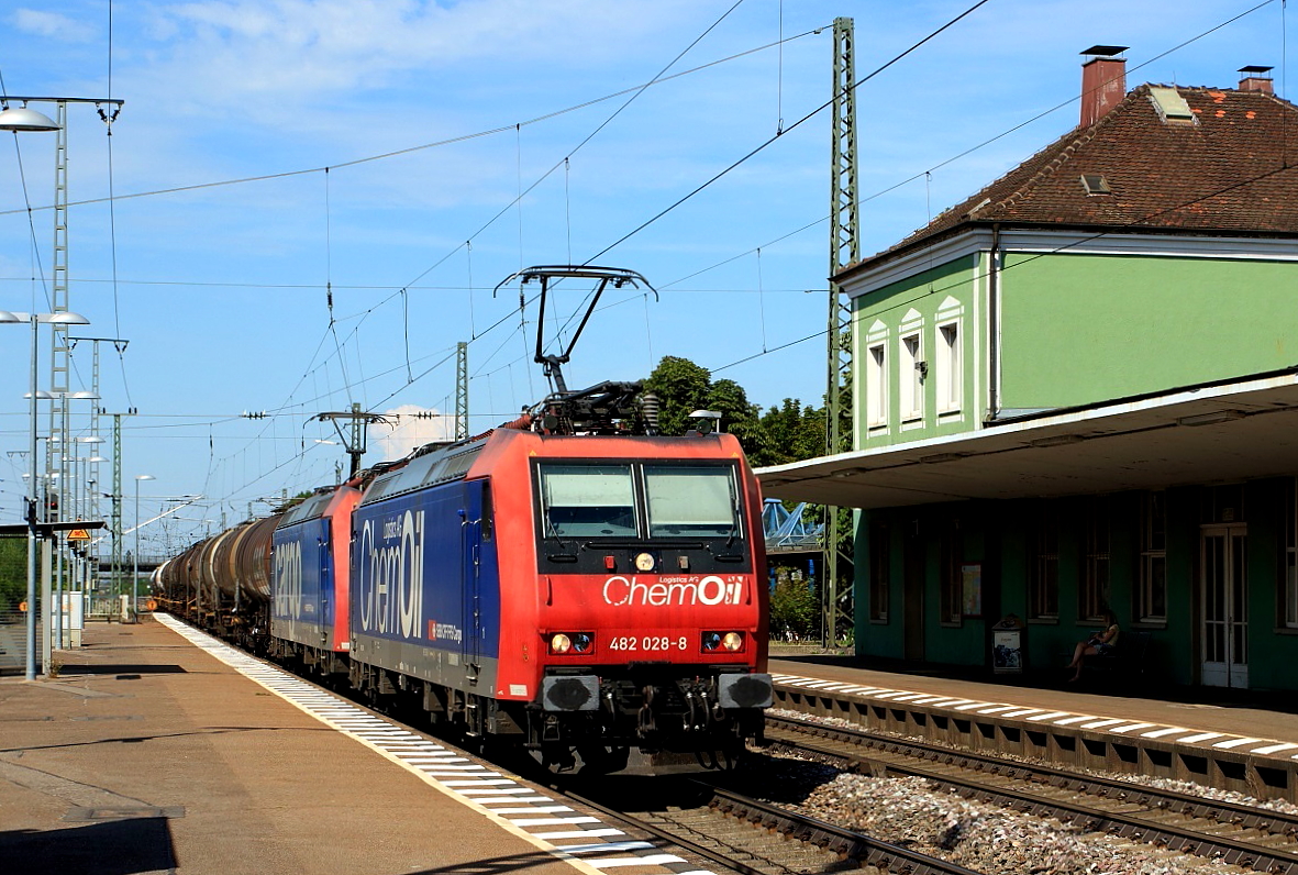 Die 482 028-8 der ChemOil Logistic AG und eine unbekannte Schwesterlokomotive von SBB Cargo durchfahren am 07.08.2015 den Bahnhof Müllheim/Baden