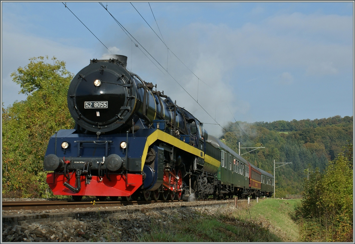 Die 52 8055 auf der Nordrampe der Alten Hautenstein Linie bei Buckten.
2. Okt. 2009