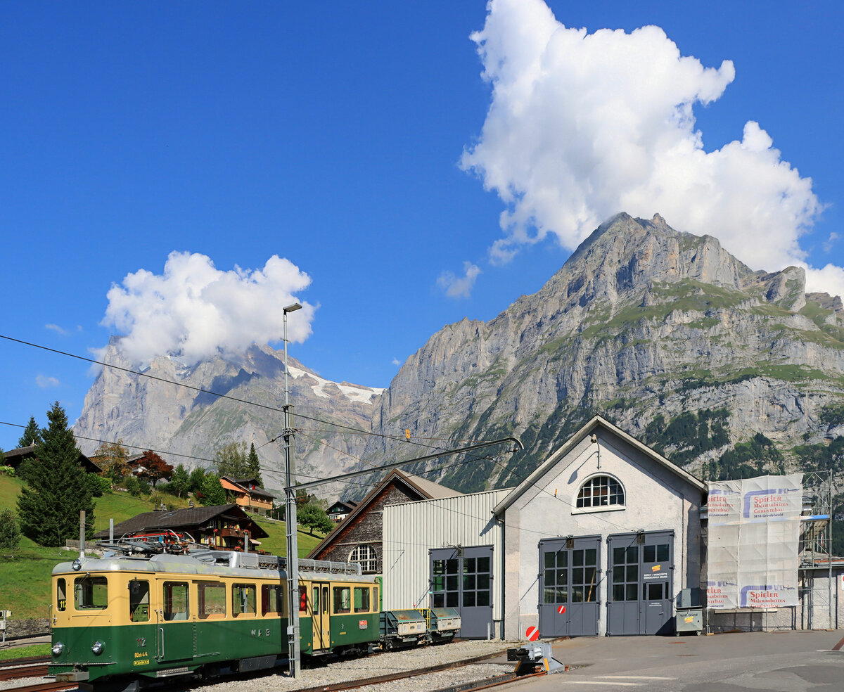 Die abendlichen Quellwolken in den Alpen sind eine h�bsche Verzierung f�r jedes Bild, besonders da sie gutes Wetter versprechen. Darunter steht der nur noch f�r G�terz�ge verwendete WAB Triebwagen 112 mit dem Doppel-Kippwagen 809. Grindelwald Grund, 9.August 2022 