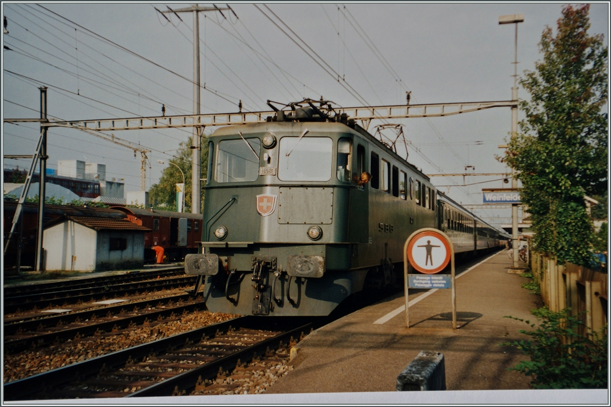 Die Ae 6/6 11453 ist mit einem IR von Lausanne nach Romanshorn, den sie in Zürich übernommen hat, in Weinfelden eingetroffen.
26. Sept. 1996