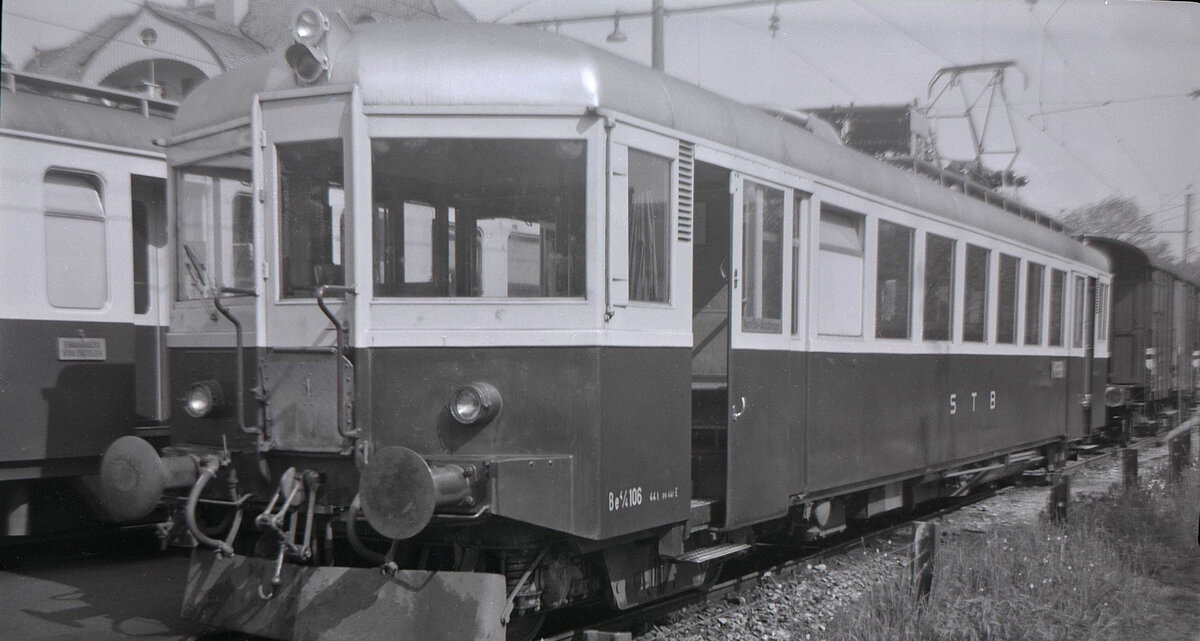 Die alte Sensetalbahn: Triebwagen Be 4/4 106 in Laupen. Dieser Wagen war die ehemalige SOB 13 aus dem Jahre 1939, durch die Sensetalbahn �bernommen 1958, Abbruch 1995. Aufnahme vom 21.Mai 1963. Die Sensetalbahn besass noch einen gleichartigen Triebwagen 107 (�bernommen 1964, Abbruch 1993).   