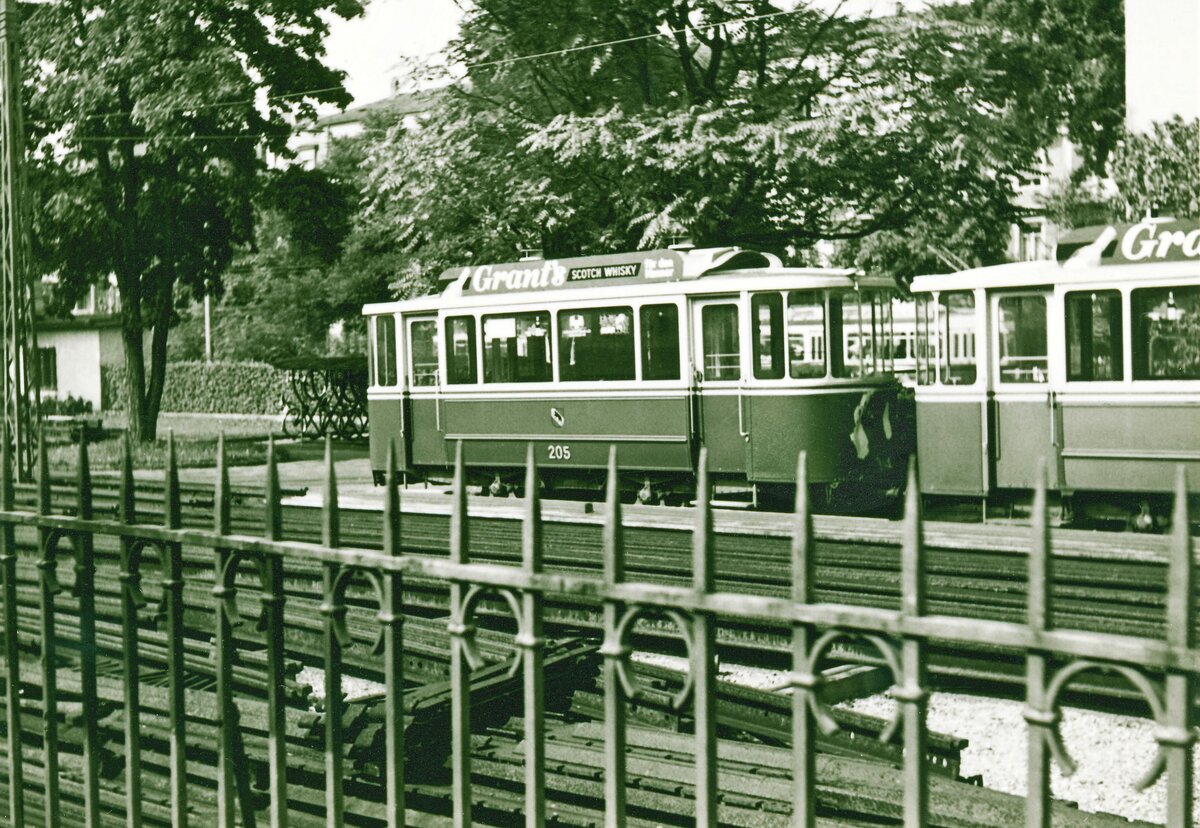 Die alten Berner Zweiachs-Anhänger: Wagen 205 (1932) erhielt noch anfang 1960er Jahre eine Hauptrevision und war in bestem Zustand, als er ziemlich übel eingestaucht wurde. Hier steht er am 21.September 1965 in der Abstellanlage Burgenziel und wartet auf Abbruch. 