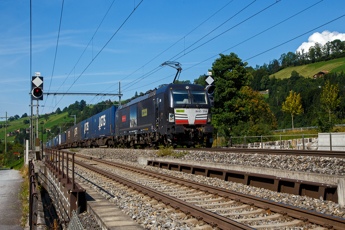 Die an die BLS Cargo / Crossrail vermietete X 4 E - 714 / 193 714-3 (91 80 6193 714-3 D-DISPO), eine Siemens Vectron MS Dispolok der MRCE, fährt am 08.09.2021 mit einem Container-Zug durch Mülenen in Richtung Lötschberg-Basistunnel bzw. Simplon.

Die Siemens Vectron MS wurde 2018 von Siemens Mobility GmbH in München-Allach unter der Fabriknummer 22564 gebaut und an die MRCE als X4 E – 714 geliefert. Diese Vectron Lokomotive ist als MS – Lokomotive (Mehrsystemlok) mit 6.400 kW konzipiert und zugelassen für Deutschland, Österreich, Schweiz, Italien und die Niederlande (D/A/CH/I/NL), sie hat eine Höchstgeschwindigkeit von 160 km/h.
