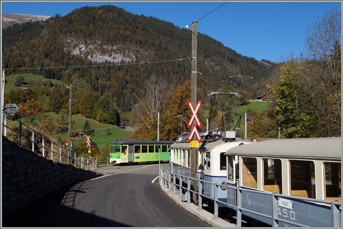 Die ASD Strecke Aigle Les Diablerets führt bis nach Les Sépey, wo die Züge die Fahrtrichtung wechseln und dabei die Strecke vom Abzweigung Les Planches nach Le Sépey zweimal befahren. Das Bild zeigt einen ASD Extrazug Les Diablerets - Aigle kurz vor Les Planches, der dem Regelzug, welcher bereits wieder von Le Sépey zurückkommt, erst folgte und nun dessen Kreuzung abwarten muss.
18. Okt. 2014 