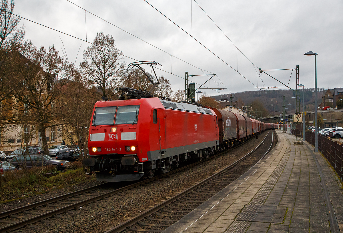 Die auch für die Schweiz zugelassene 185 144-3 (91 80 6185 143-3 D-DB) der DB Cargo fährt am 03.12.2021 mit einem sehr langen Coilzug durch den Bahnhof Kirchen(Sieg) in Richtung Köln.

Die TRAXX F140 AC1 (BR 185.0 XS) wurde 2003 von Bombardier in Kassel unter der Fabriknummer 33609 gebaut. Sie hat die Zulassungen für Deutschland und die Schweiz.
