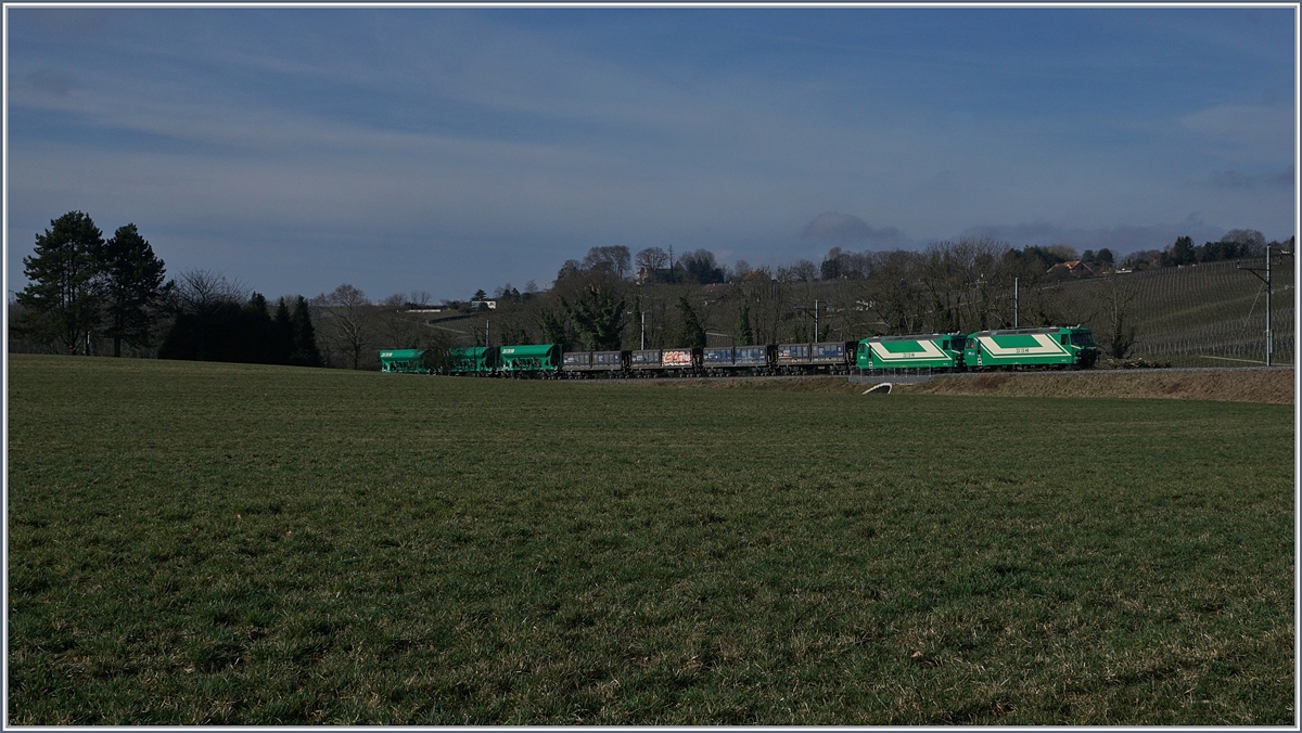 Die beiden BAM Ge 4/4 21 und 22 mit ihrem Kieszug bei Vufflens le Château.
3. März 2017