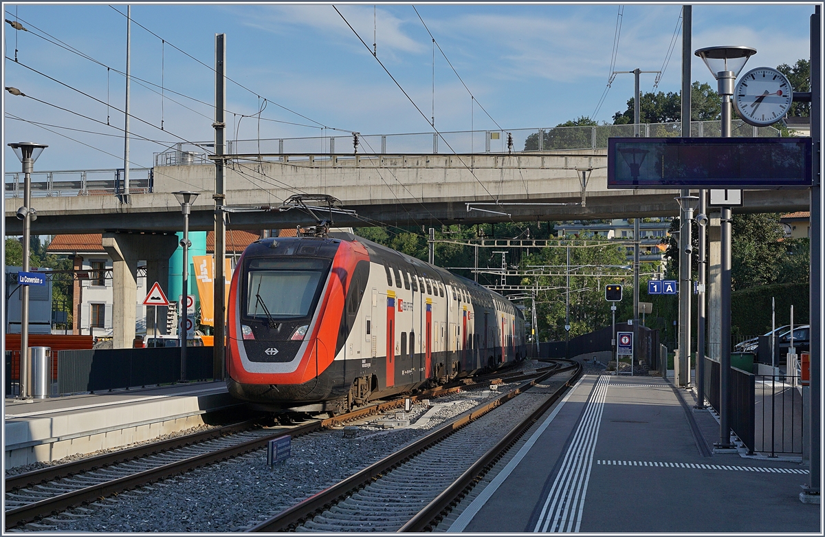 Die beiden SBB Twindexx RABe 502 212-9 und RABDe 502 010-3 (Ville de Genève) bei der Durchfahrt in La Conversion auf dem Wega nach Genève Aéroport. 

14. Juli 2020