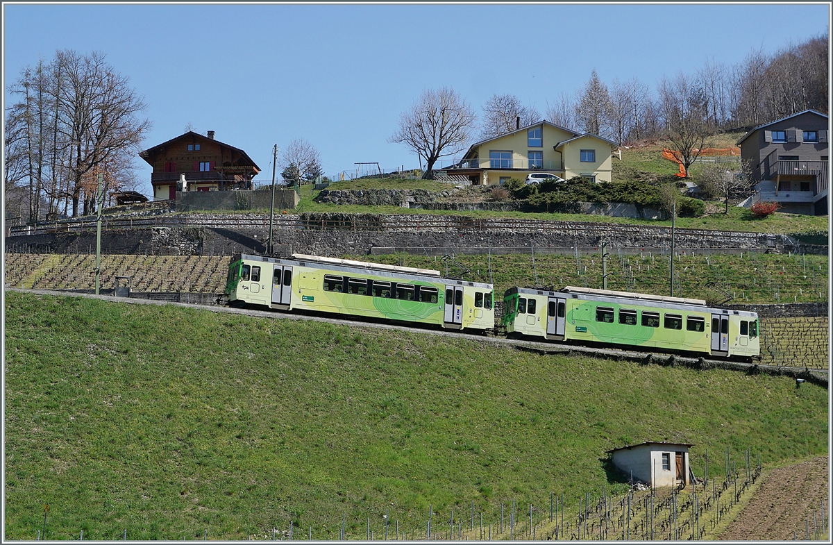 Die beiden TPC / ASD BDe 4/4 401 und 402 sind als Regionalzug 440 von Aigle nach Les Diablerets unterwegs und fahren in weiten Kurven durch die Rebberge oberhalb von Aigle. Interessant sind die kleinen Unterschiede in der TPC Einheitslakierung der beiden Triebwagen 

30. März 2021