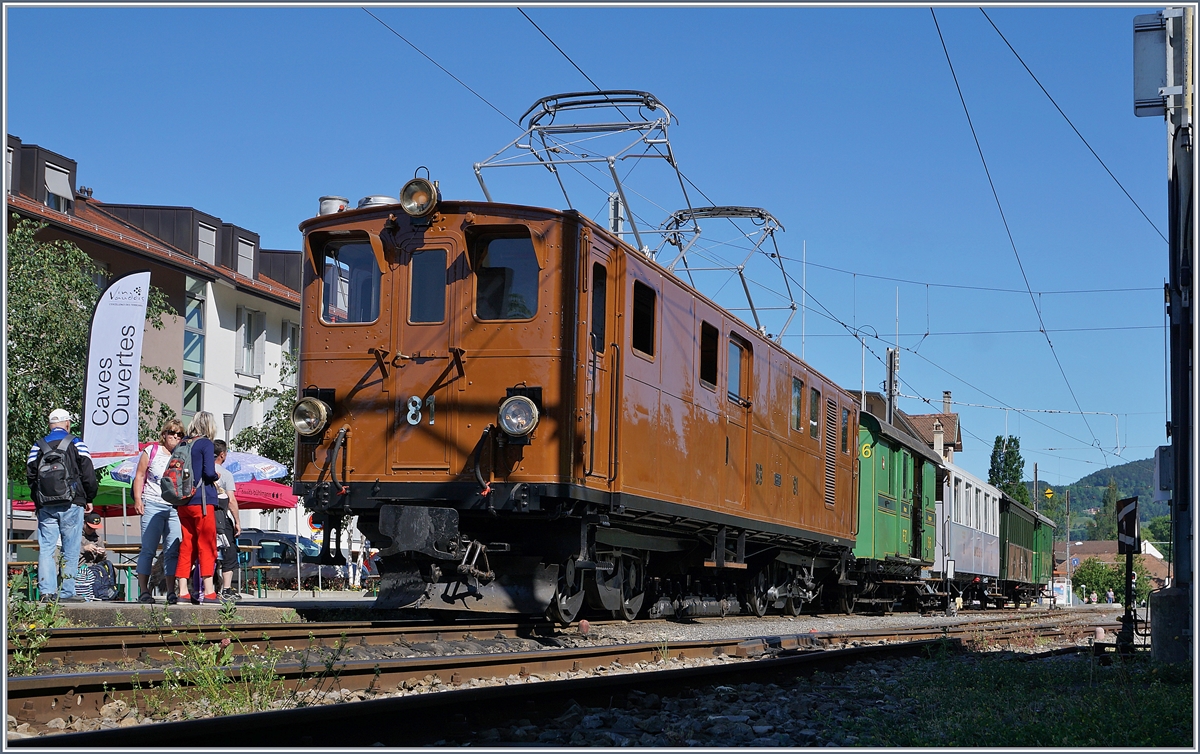 Die Bernina Bahn Ge 4/4 81 der Blonay Chamby Bahn führte den ersten Zug von Chaulin nach Blonay und zurück am diesjährigen, traditionellen Pfingsfestival der B-C.  

Blonay, den 8. Juni 2019