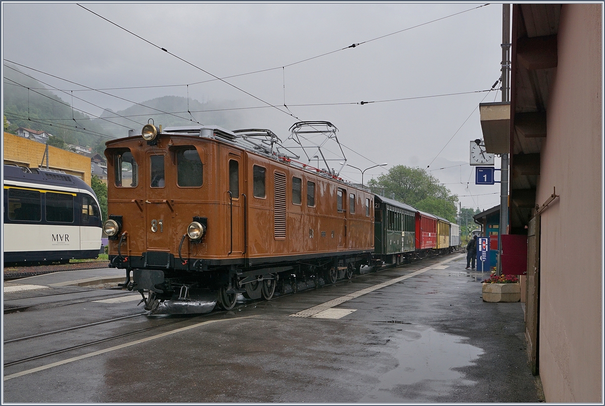 Die Blonay Chamby Bahn BB Ge 4/4 81 in Blonay bei der Abfahrt mit ihrem  Riviera Belle Epoque  Zug nach Vevey.

9. Juni 2019