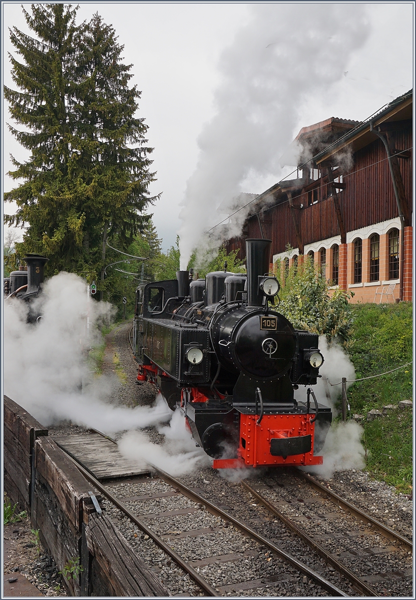 Die Blonay-Chamby G 2x 2/2 105 ist vor dem Einfahrsignal kurz zum stehen gekommen und dampft nun kräftig in den Bahnhof. 

18. Mai 2019