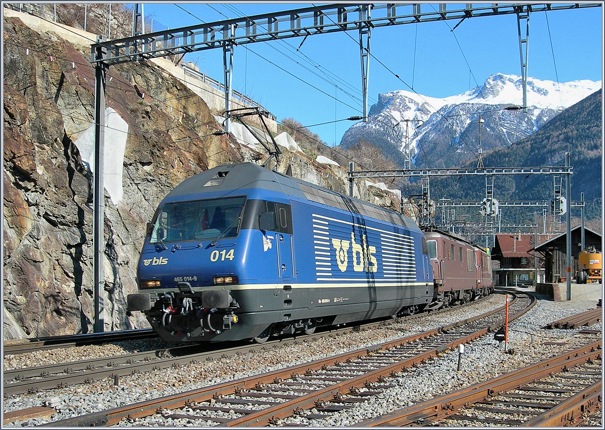 Die BLS 465 014-9 und zwei BLS Re 4/4 mit einem Güterzug bei der Durchfahrt in Lalden.
16. März 2007