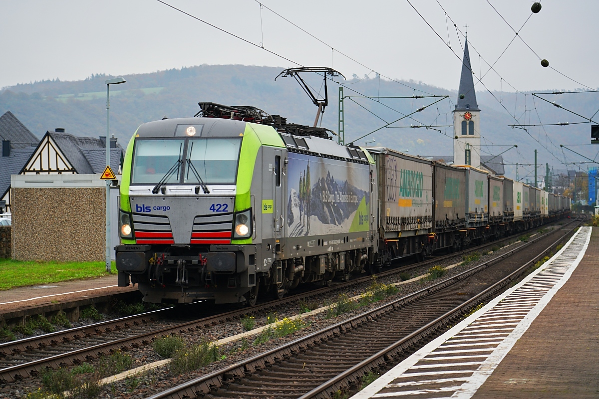 Die BLS-475 422 befördert am 09.11.2024 einen Güterzug auf der linken Rheinstrecke durch den Bahnhof Boppard
