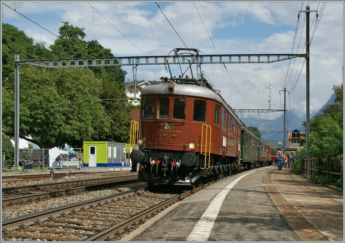 Die BLS Ae 6/8 205 anl�sslich des  S�drampenfests  (100 Jahre BLS) mit der  Swiss-Classic  Komposition beim Halt in Ausserberg.
7. Sept. 2013