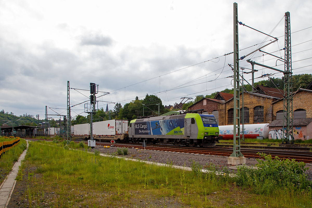 Die BLS Cargo 010, Re 485 010-3 (91 85 4485 010-3 CH-BLSC) fährt am 08.06.2021 mit einem KLV/CargoBeamer Alpinzug Domodossola- Kaldenkirchen, durch Betzdorf (Sieg) in Richtung Köln.

Die TRAXX F140 AC1 wurde 2003 von Bombardier in Kassel unter der Fabriknummer 33561 gebaut und an die BLS Cargo geliefert. Die Loks sind nur für die Schweiz und Deutschland zugelassen. 