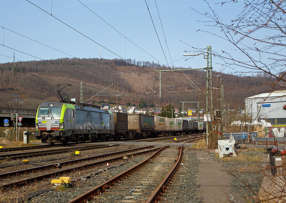 Die BLS Cargo 403 – Re 475 403-2 (91 85 4475 403-2 CH-BLSC) fährt am 16.03.2022, mit einem KLV-Zug, durch Niederschelden über Siegstrecke (KBS 460) in Richtung Köln.

Die Siemens Vectron MS (160 km/h - 6.4 MW) wurden 2016 von Siemens unter der Fabriknummer 22064 gebaut, sie hat die Zulassungen für CH/D/A/I/NL und kann so vom Mittelmeer bis an die Nordsee ohne Lokwechsel durchfahren.
