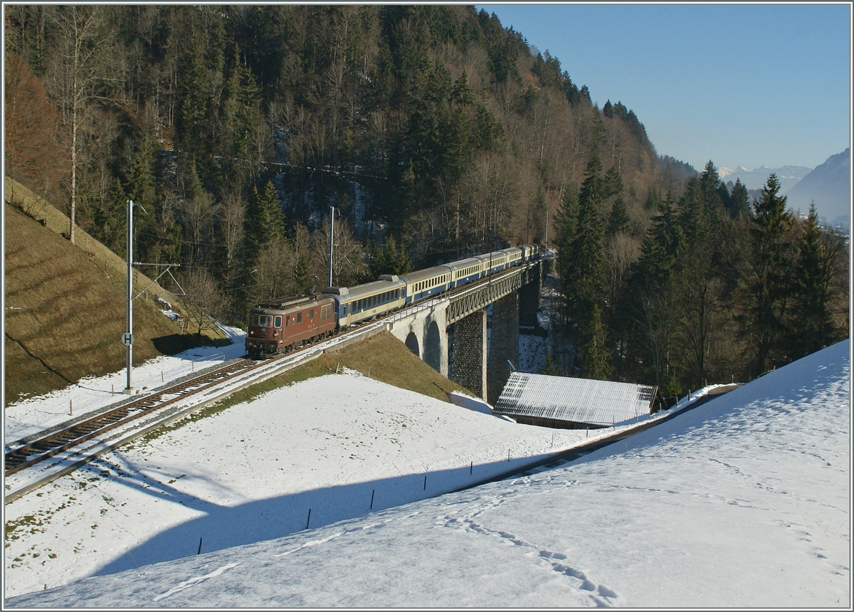 Die BLS Re 4/4 163  Grenchen  mit dem Goldenpass RE 3123 auf dem 135 Meter lange Bunschenbachbrücke bei Weissenburg.
5. Dez. 2013