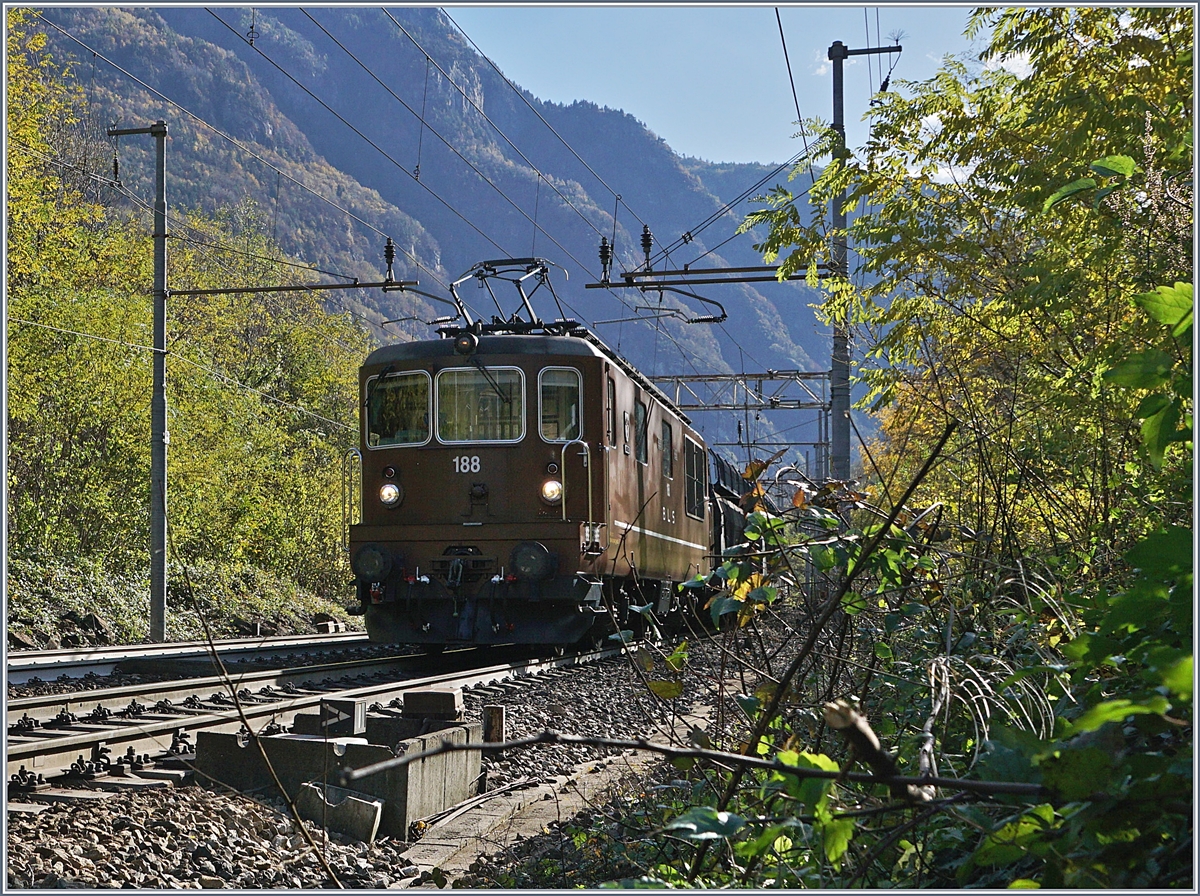 Die BLS Re 4/4 188 fährt mit einem leeren Autotrasnport Ganzzug bei Varzo Richtung Norden.
27. Okt. 2017