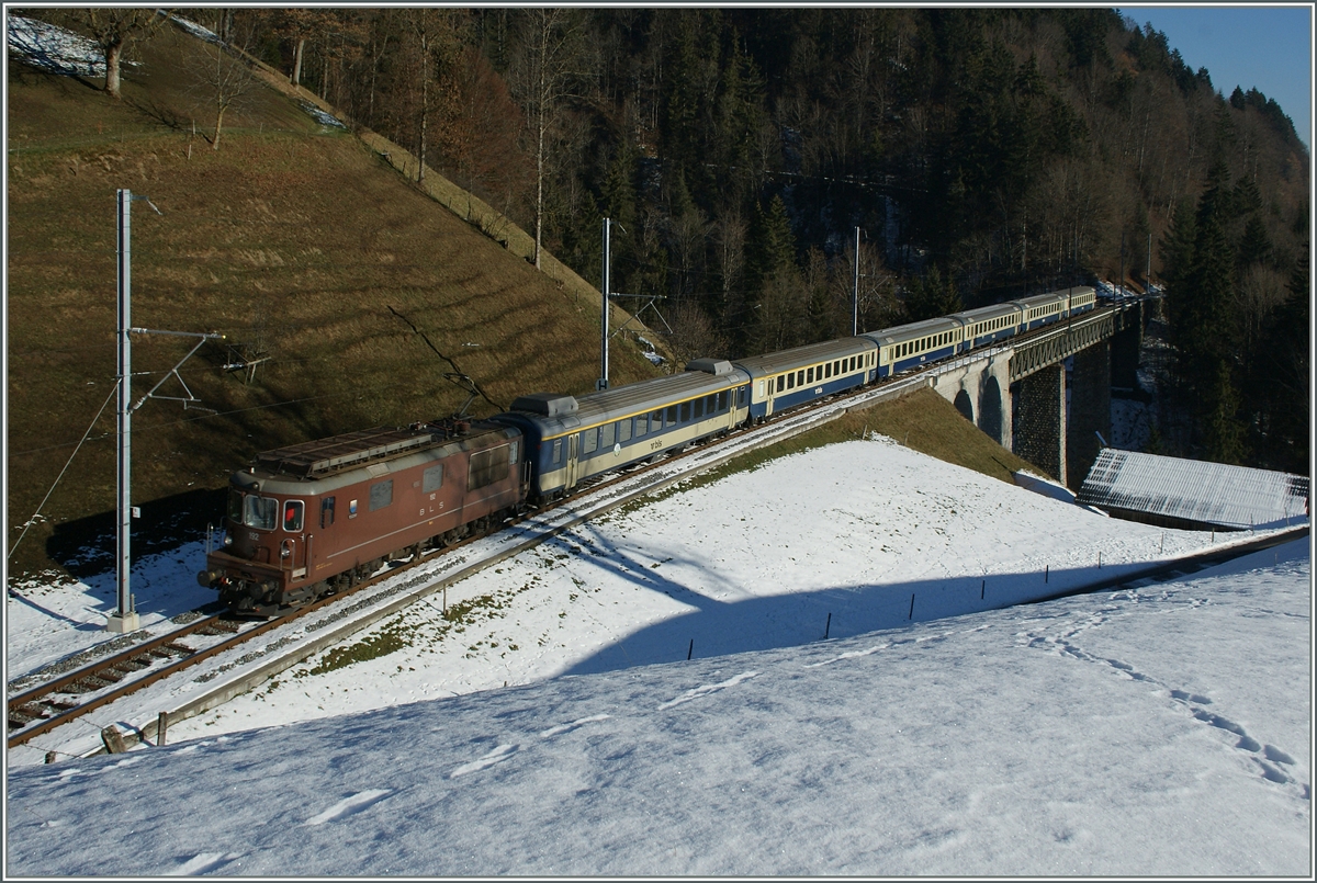 Die BLS Re 4/4 192 mit einem  GoldenPass  RE bei Weissenburg. 
05. Dez. 2013