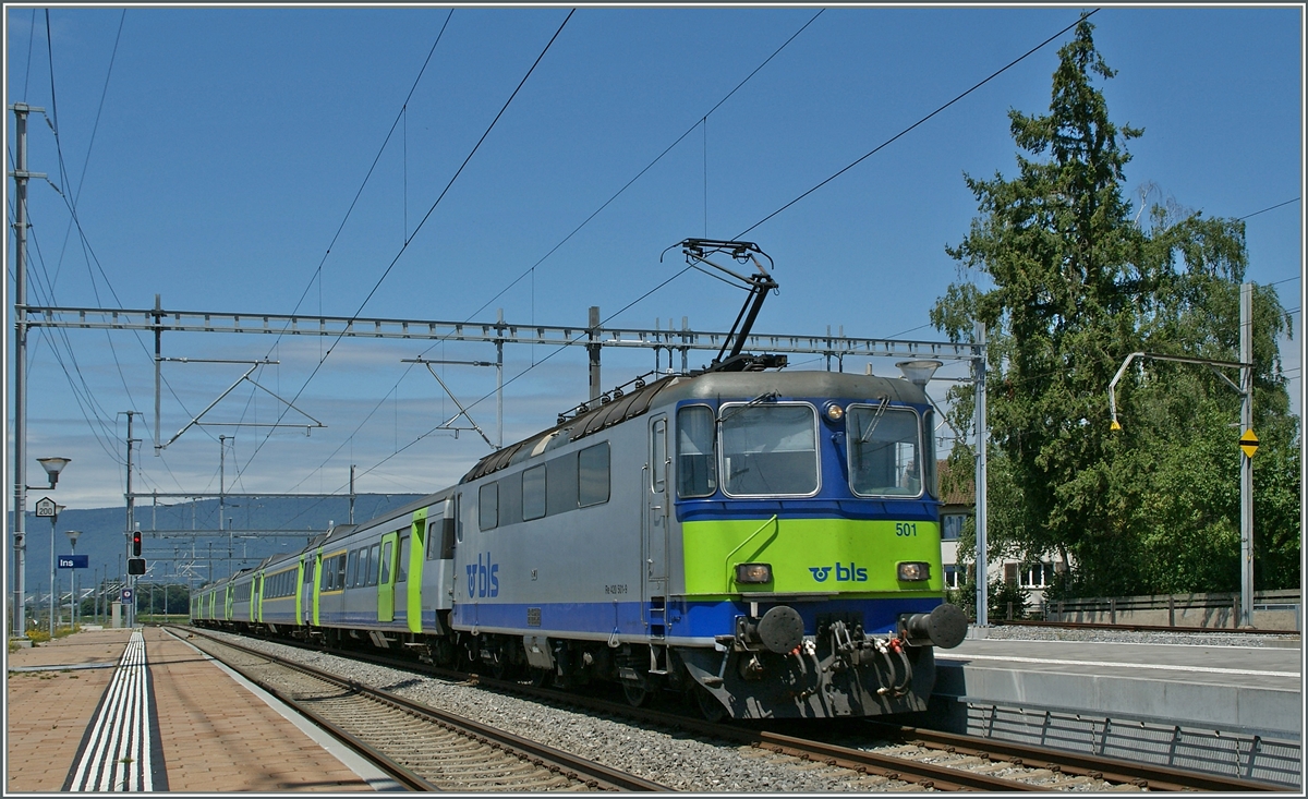 Die BLS Re 4/4 II 501 mit einem RE in Ins. 
25. Juni 2011 