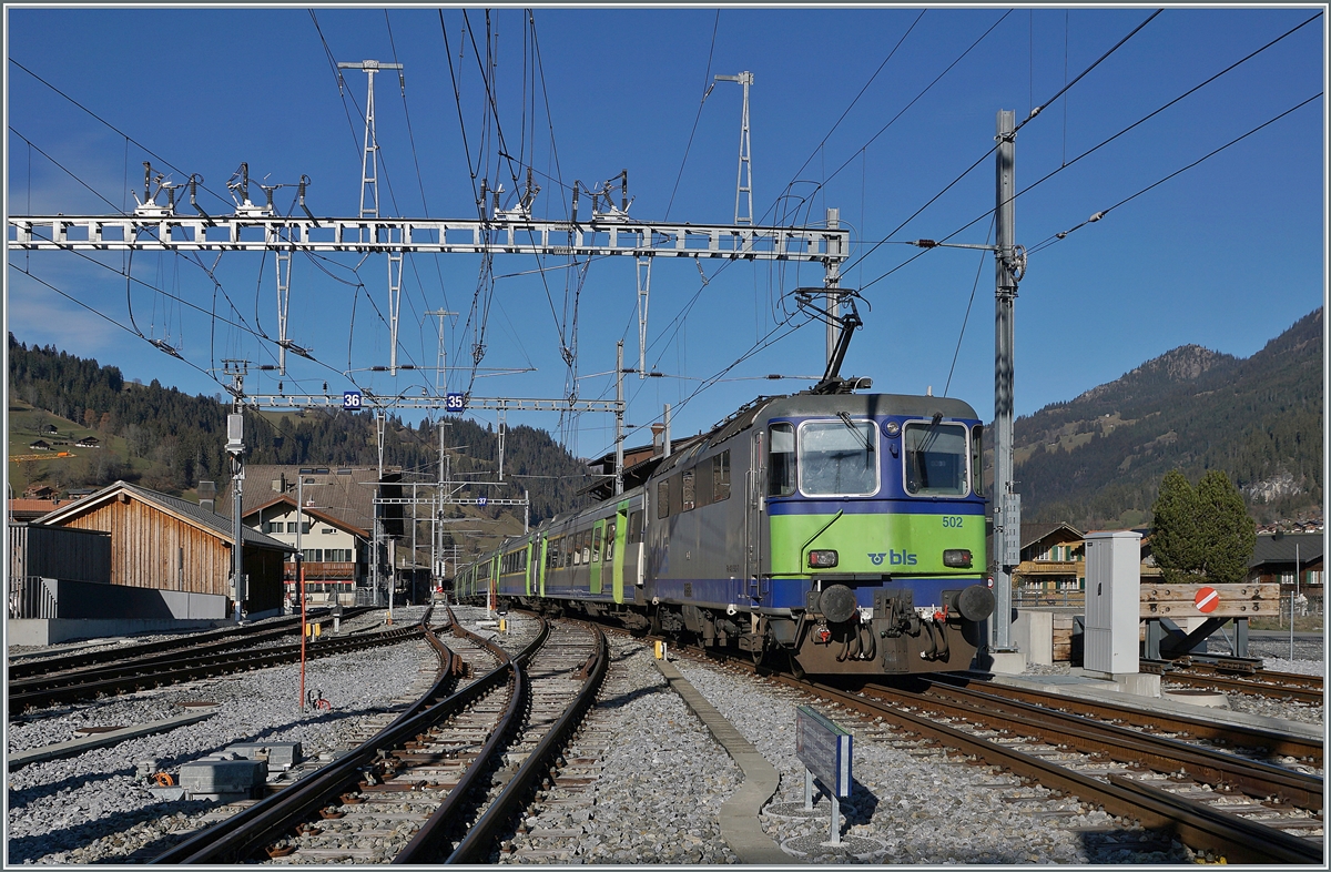 Die BLS Re 4/4 II 501 verlässt mit ihrem RE Zweisimmen in Richtung Interlaken Ost. Der Bahnhof wurde bereits für den Spurwechsel umgebaut, in der Bildmitte ist das Gleis zu sehen, welches die Meterspurloks zum Rangieren nutzen werden, während dann der umgespurte Zug auf dem rechten Gleis von der Normalspurlok nach Interlaken Ost gezogen wird. 

25. Nov. 2020