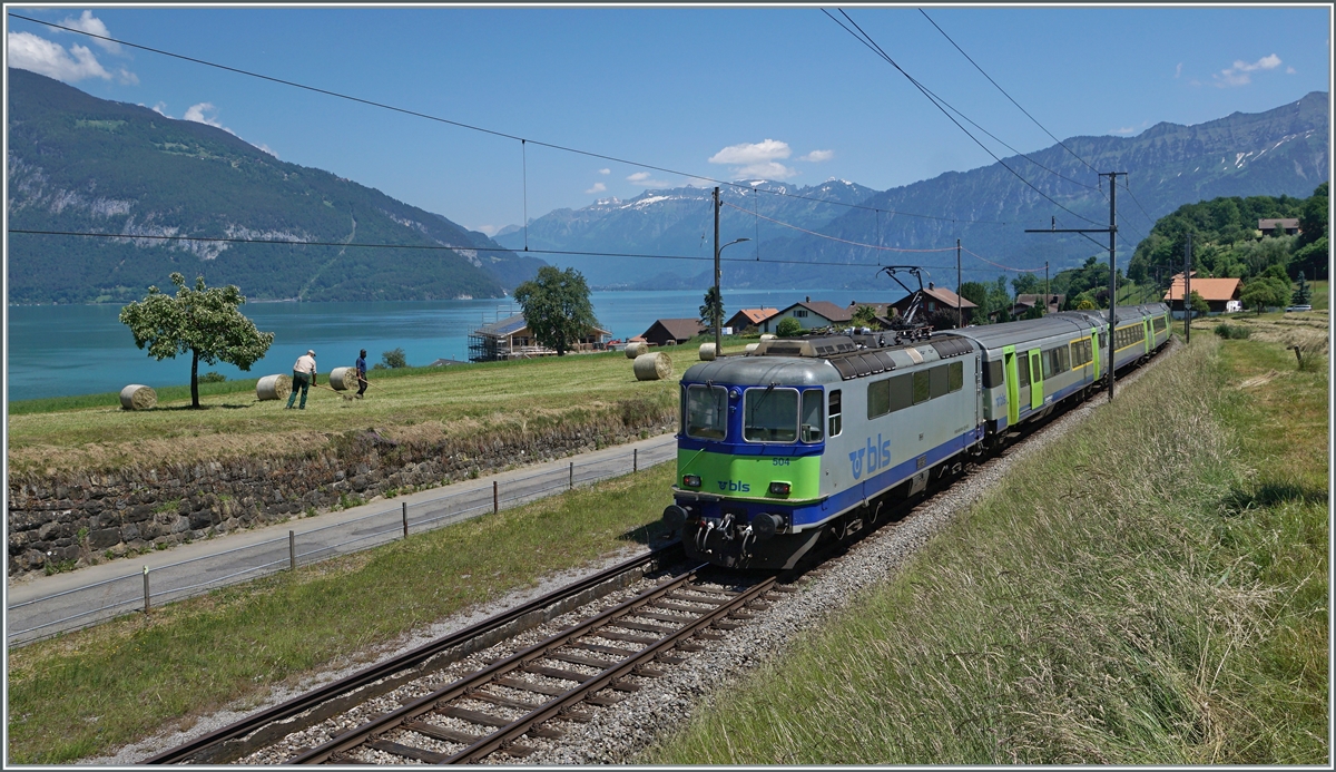Die BLS Re 4/4 II 504 schiebt bei Faulensee ihren EW III RE von Zweisimmen nach Interlaken Ost. 

14. Juni 2021