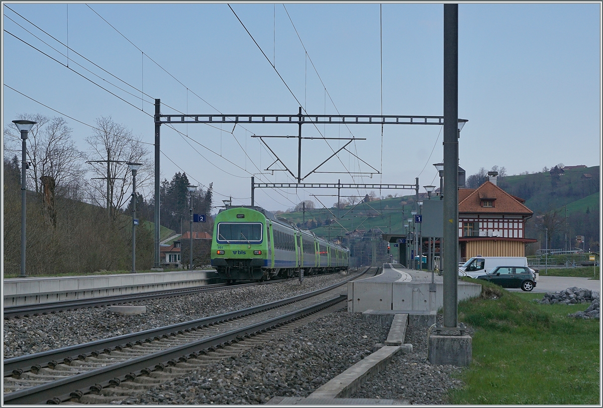 Die BLS Re 465 002 hat mit ihrem EW III Regionazug von Frutigen nach Spiez den Halt Mülenen erreicht.

14. April 2021