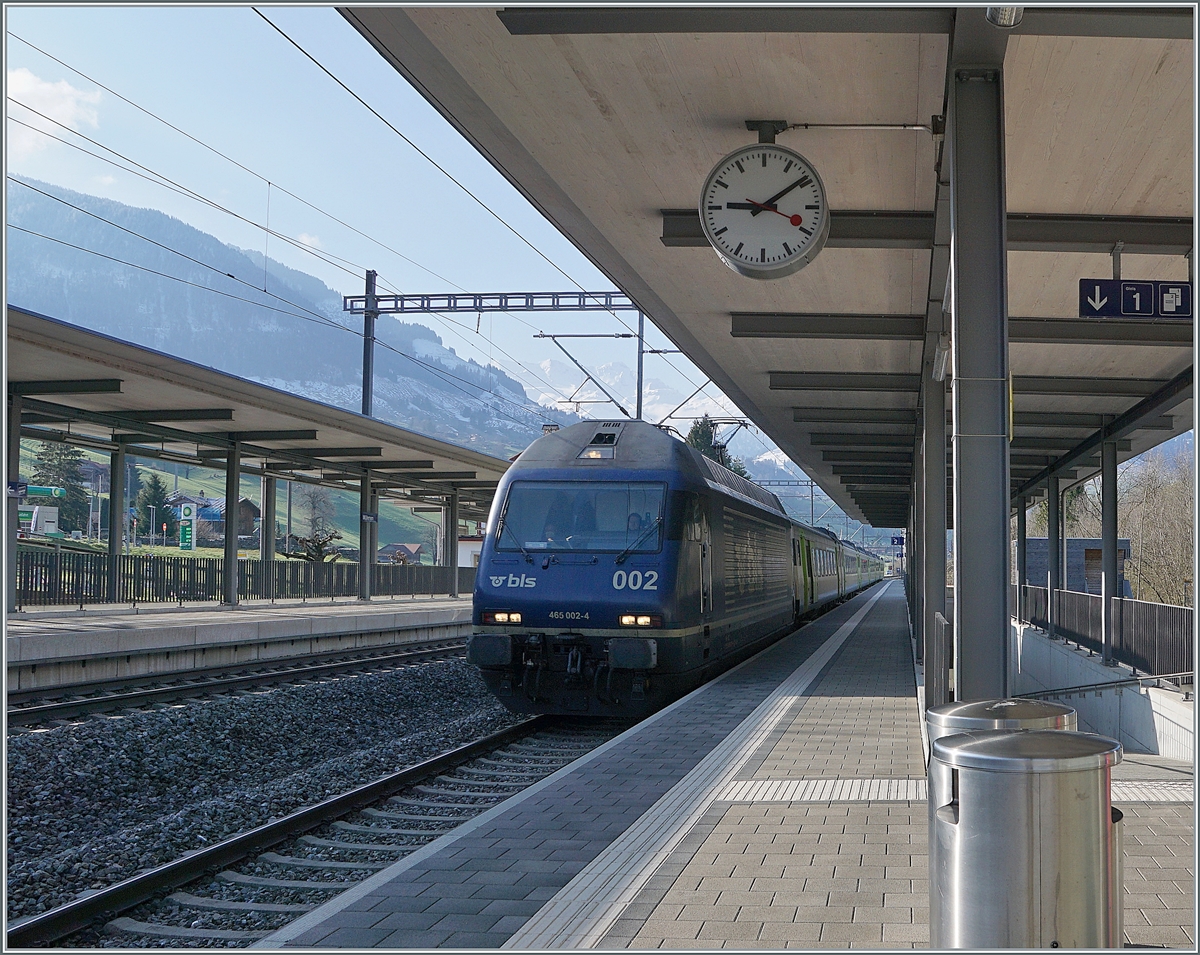 Die BLS Re 465 002 erreicht mit ihrem EW III Regionazug von Frutigen nach Spiez den Halt Mülenen. 

14. April 2021