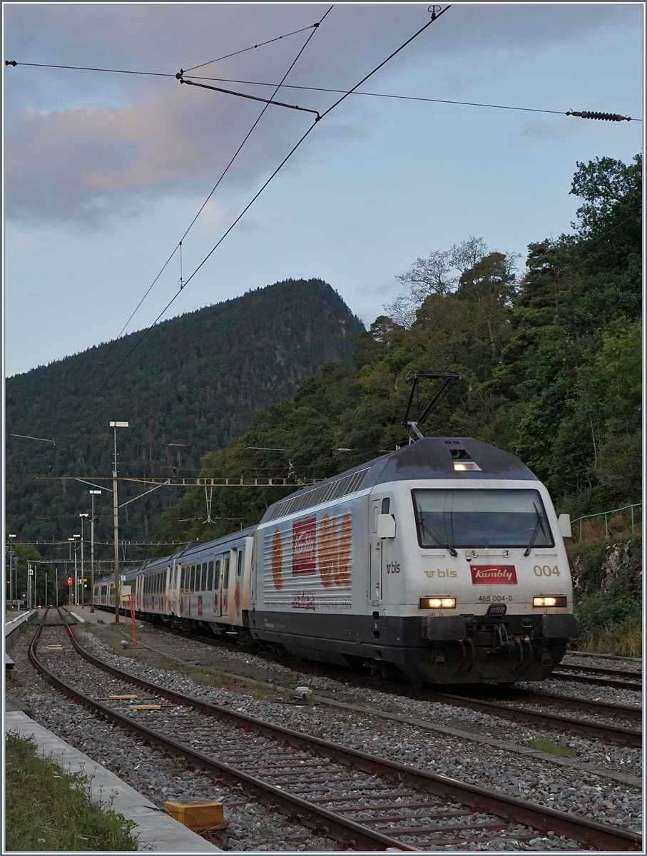 Die BLS Re 465 004  Kambly  mit ihrem RE 3910 Bern - La Chaux-de-Fonds beim Fahrtrichtungswechsel in der Spitzkehre von Chambrelien.

13. August 2019