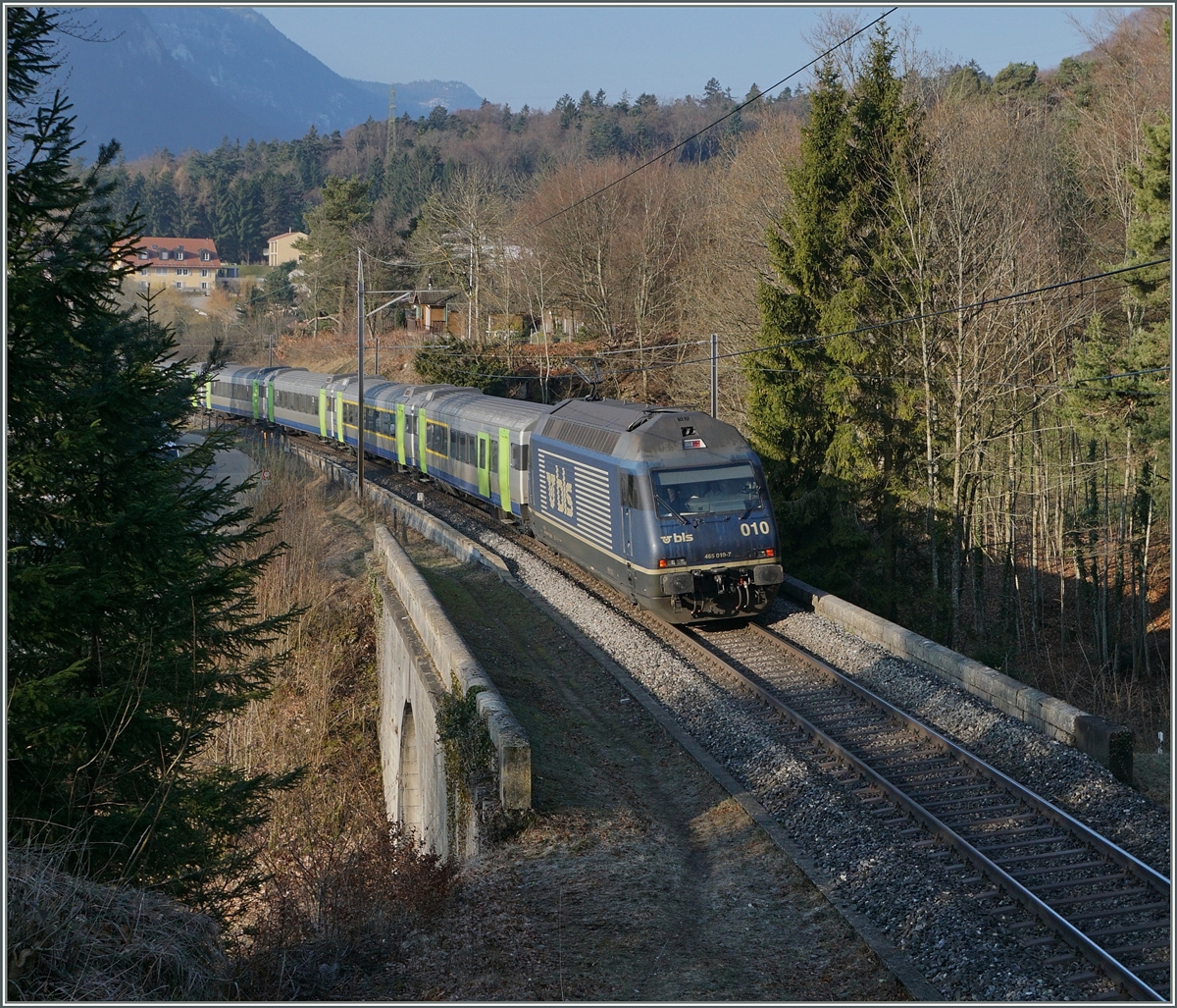 Die BLS Re 465 010-7 erreicht mit ihrem RE von La Chaux-de-Fonds nach Bern in Kürze die Spitzkehre Chambrelien.
18. März 2016