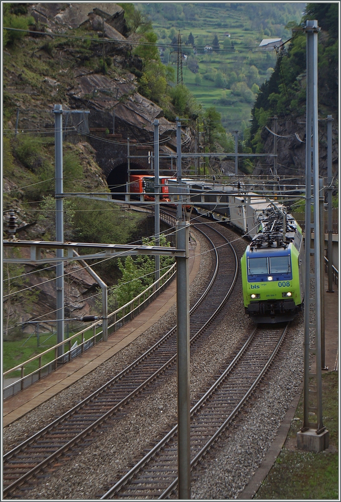 Die BLS Re 485 008 verl�sst mit ihrem G�terzug den Dazio Tunnel und erreicht Rodi-Fieso. 
6. Mai 2014