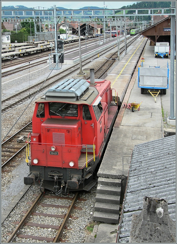 Die Bm 4/4 18401 in Langnau nach getaner Arbeit. Der Zirkus ist abgeladen. 
03. Juli 2007