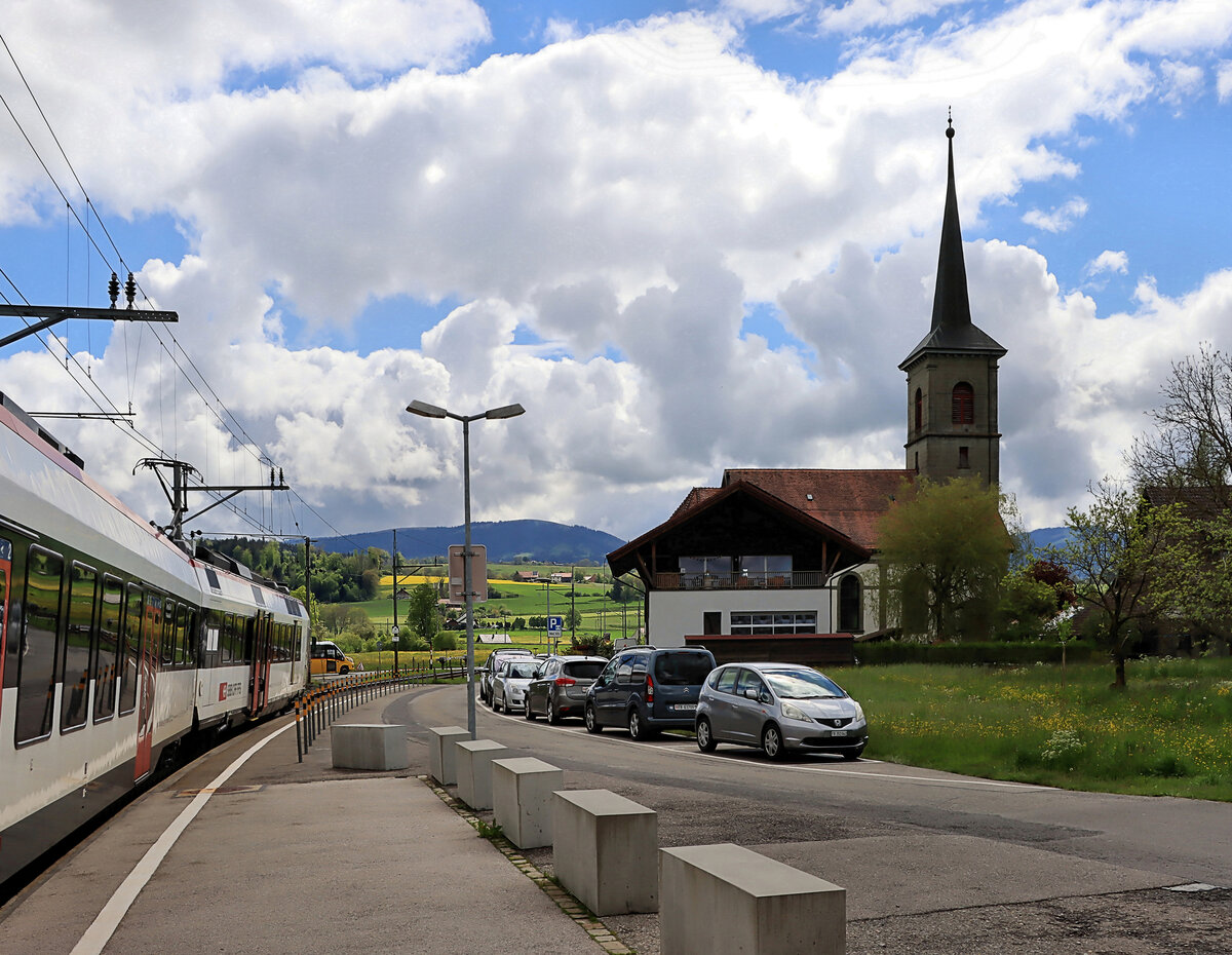 Die Broyetallinie: Ankunft eines Werktagszugs Payerne - Palézieux in Palézieux Village. Vorn der NPZ Triebwagen 560 238. 20.Mai 2021 