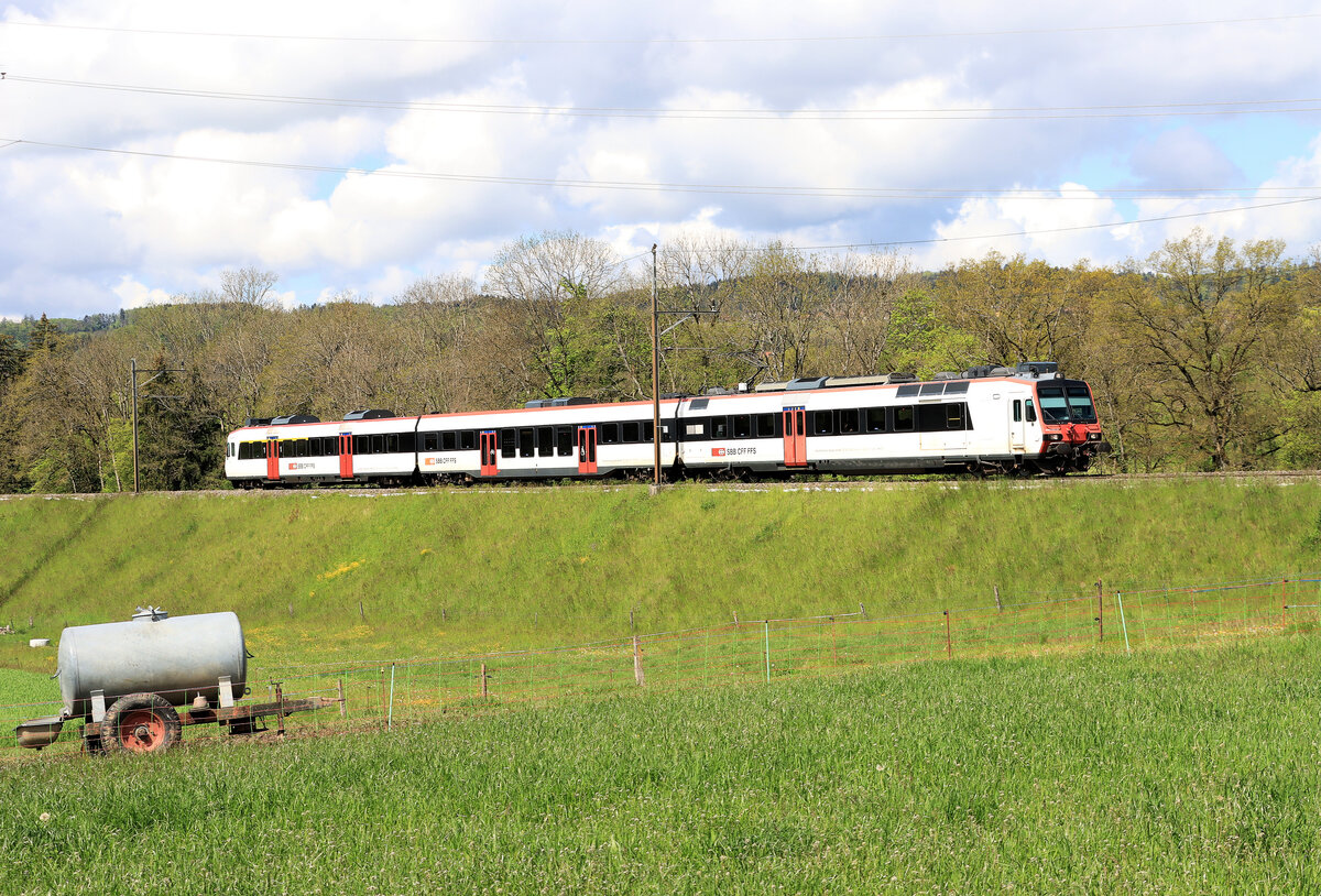 Die Broyetallinie: Den Domino-Zug mit 560 269 an der Spitze wollte ich mit den Kühen an der Zisterne (Tränke) aufnehmen, doch als sie mich sahen, liefen sie davon. Die anderen Wagen sind der Domino-Zwischenwagen 29-43 126 und der Steuerwagen ABt 39-43 881. 20.Mai 2021 
