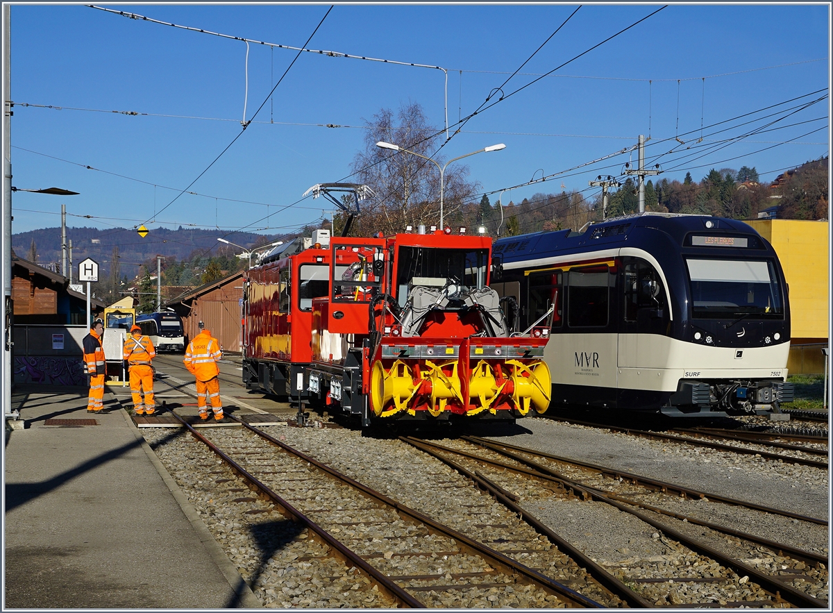 Die CEV MVR HGem 2/2 2501 mit der neune Schneefräse bei Testfahrten in Blonay.
Im Hintergrund verlassen zwei SURF ABeh 2/6 Blonay Richtung Vevey und Les Pleiades.
8. Dez. 2016