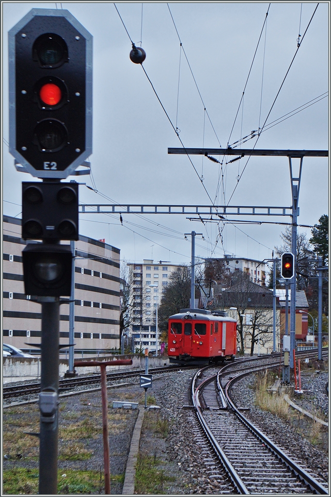 Die CJ Gem 4/4 401 verlässt La Chaux de Fonds Richtung Le Noiremont. 
17. Nov. 2014