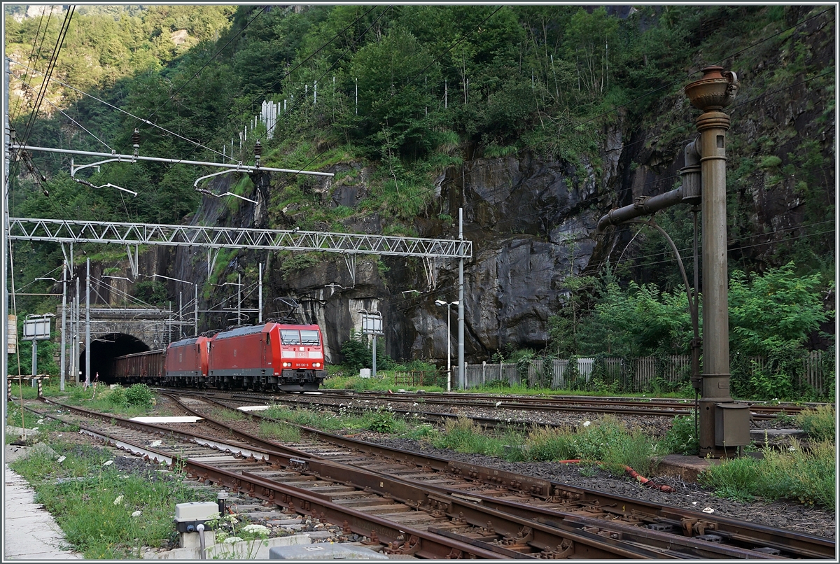 Die DB 185 133-6, 140-1 und 185 101-3 sind mit ihrem Tonerdezug in Iselle di Trasquera in Richtung Domo II unterwegs. 

21. Juli 2021