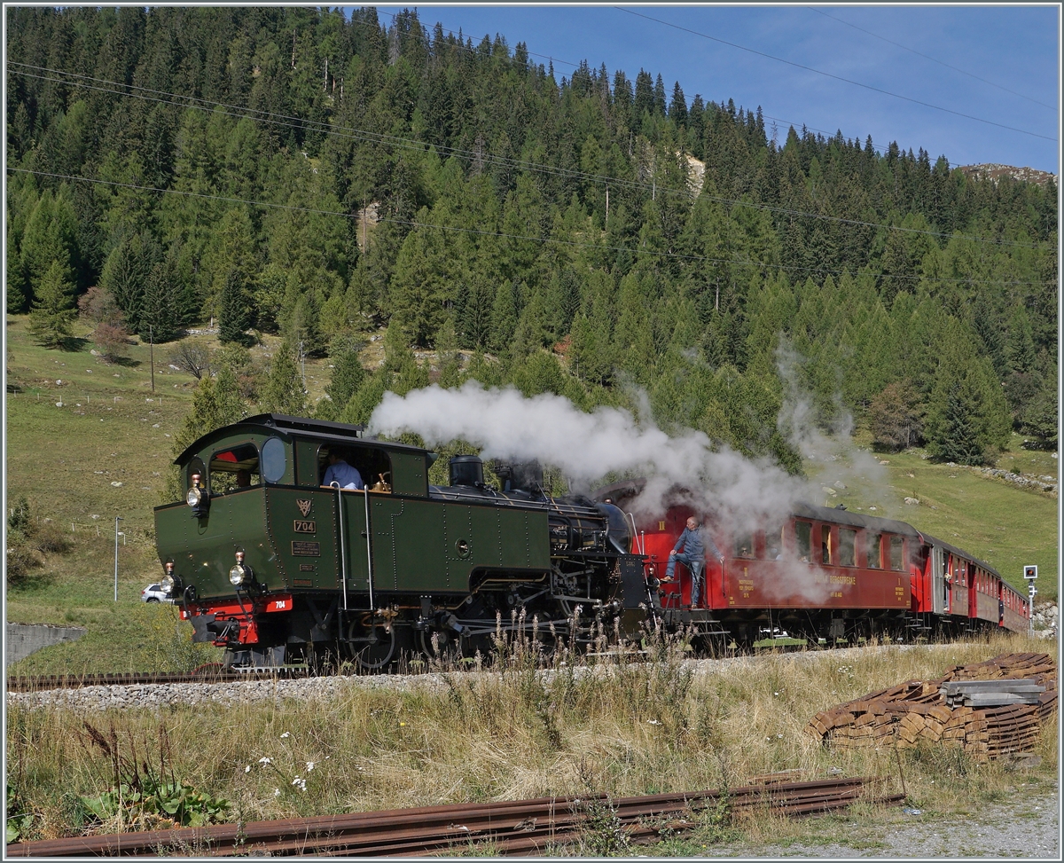 Die DFB (Dampfbahn Furka Bergstrecke) HG 4/4 704 erreicht mit ihrem Dampfzug 133 ihr Ziel Oberwald.

30. Sept. 2021