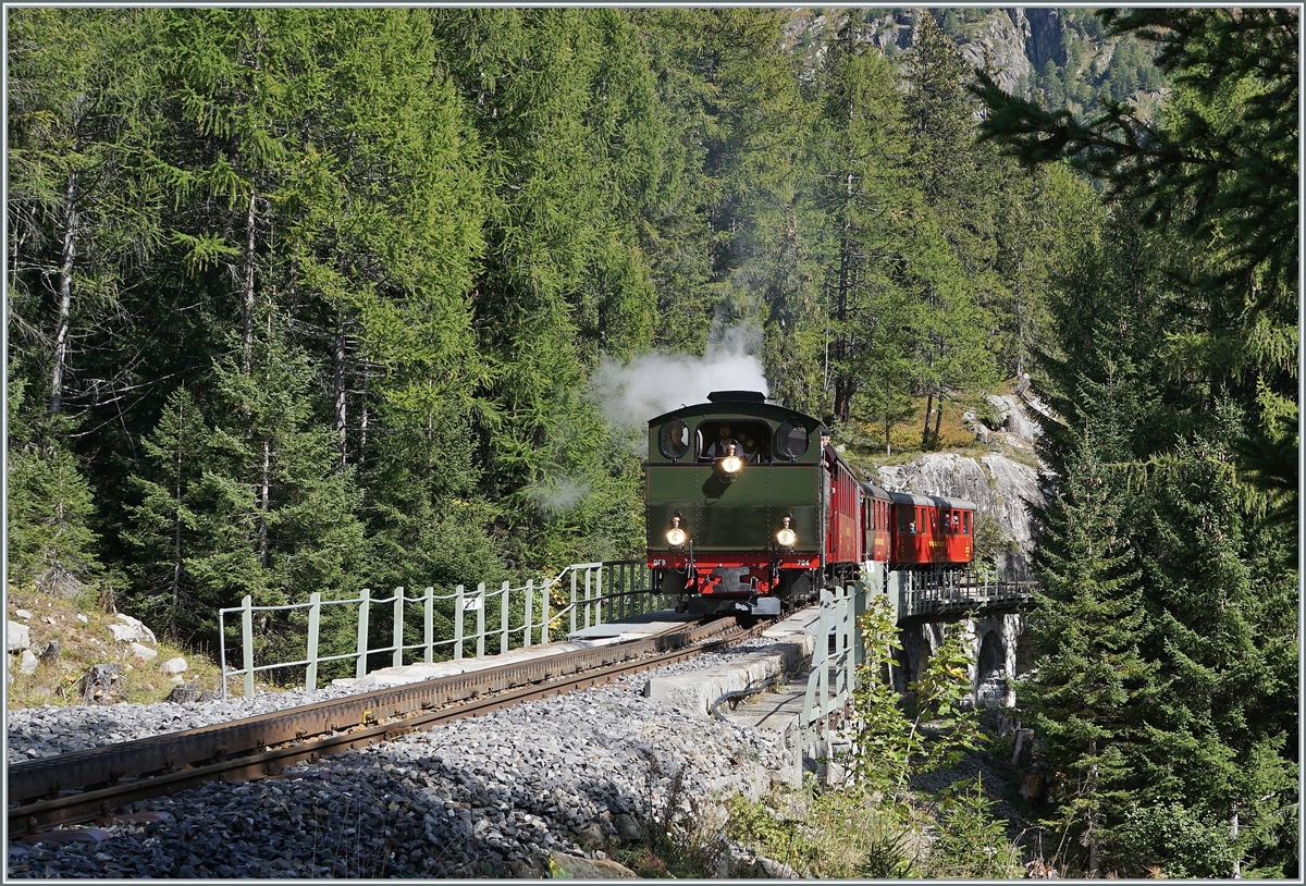Die DFB (Dampfbahn Furka Bergstrecke) HG 4/4 704 mit ihrem Dampfzug 133 auf dem Weg von Realp nach Oberwald hat Baumgrenze wieder erreicht und wird bald am Ziel in Oberwald ankommen. 

30. Sept. 2021